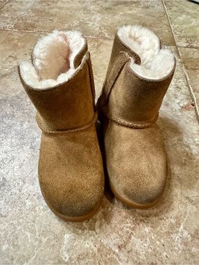 UGG Keelan Toddler Boots – Size 8T – Chestnut
